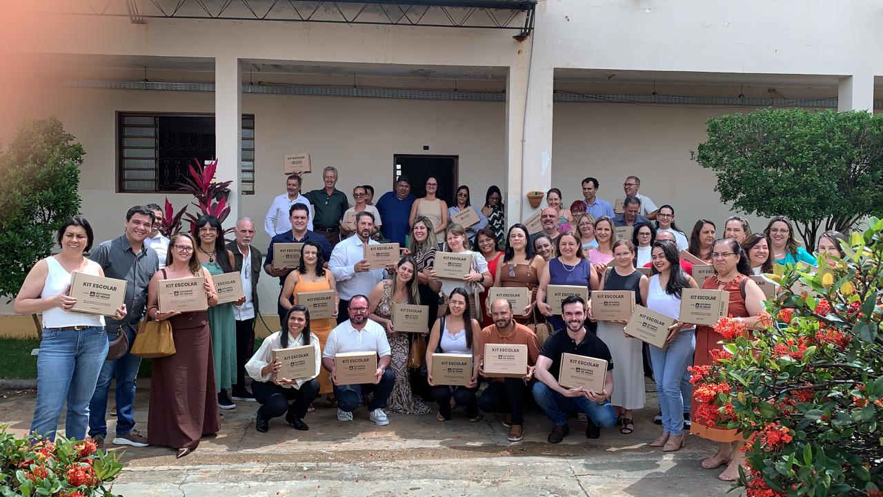 SEE/MG entrega kits escolares e acompanha programas pedagógicos em Patos de Minas